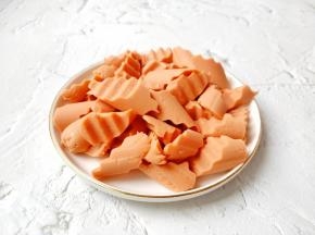 火腿肠外皮剥了再切成小段。