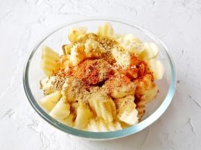 把火腿肠与调料都放在土豆里，抓拌均匀。
