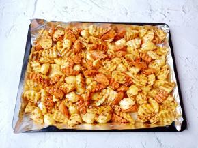 烤盘垫一张锡纸，码上土豆块与火腿肠。