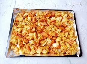 烤盘垫一张锡纸，码上土豆块与火腿肠。