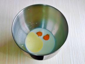 首先将牛奶，鸡蛋，玉米油，奶粉，放入厨师机中，再加入细砂糖，盐。(盐与糖对角放，我用的草鸡蛋比较小两个的重量是72克)