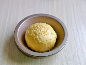 发酵好的汉堡胚是原来的两倍大，取出刷上蛋液，再撒上白芝麻。