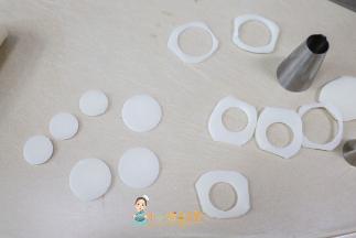 我没有芝士片就用年糕压成眼睛，我用的是裱花嘴压出来的