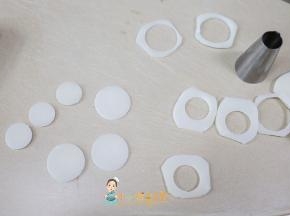 我没有芝士片就用年糕压成眼睛，我用的是裱花嘴压出来的