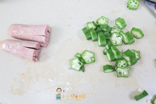 把蔬菜香肠切好，香肠这样切起来煮好就是一个章鱼很好玩