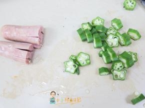 把蔬菜香肠切好，香肠这样切起来煮好就是一个章鱼很好玩