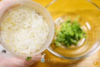 西蓝花切碎加入米饭