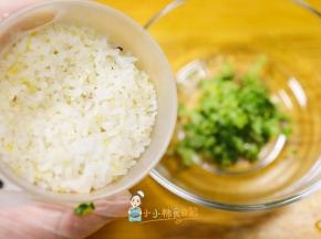 西蓝花切碎加入米饭