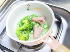水烧开加入西蓝花、香肠煮熟捞出备用
