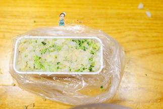 我用的是饭盒长方形的一个盒子刚好可以压，如果没有模具也可以用手整形