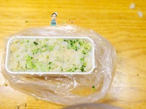 我用的是饭盒长方形的一个盒子刚好可以压，如果没有模具也可以用手整形
