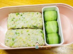 黄瓜切片卷起来，饭团压好放在盒子里