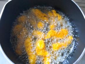 油烧热，放入鸡柳小火炸