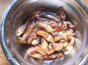搅拌均匀腌至1小时以上
