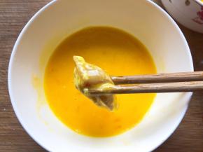 再裹上一层鸡蛋