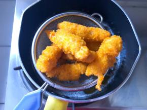 炸至两面金黄，捞出沥干油