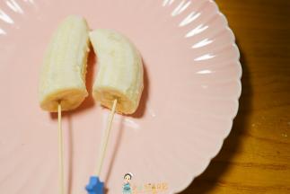 香蕉对半切开，用竹签插起来，孩子太小竹签不要插会有危险