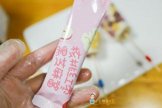 取出冰棒上面淋上芝麻酱、花生酱就完成了