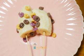 撒上谷物圈这样可以粘住，下面垫一个纸或者保鲜膜放入冰箱冷冻2-3小时