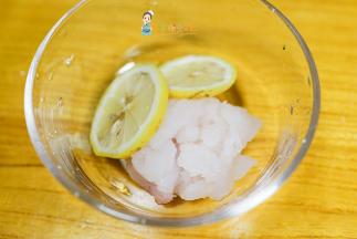 真鳕鱼用柠檬腌渍去腥，选择其他的鱼肉也可以