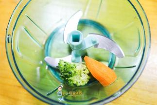 西蓝花、胡萝卜切成碎末