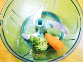 西蓝花、胡萝卜切成碎末