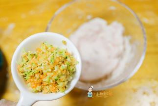 加入切碎的西蓝花跟胡萝卜混合均匀