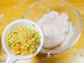 加入切碎的西蓝花跟胡萝卜混合均匀