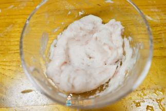 用料理棒打成泥备用