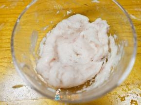 用料理棒打成泥备用