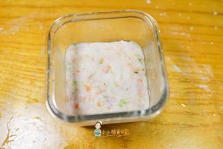 准备一个模具 放一张油纸，旁边抹油防粘放入鳕鱼泥