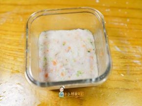 准备一个模具 放一张油纸，旁边抹油防粘放入鳕鱼泥