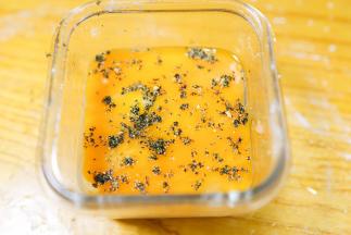 上面加上一个蛋黄，撒紫菜粉，如果蛋黄过敏可以不加