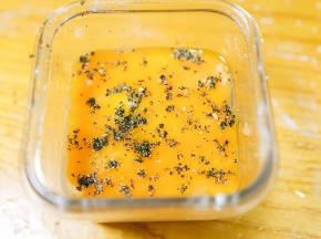 上面加上一个蛋黄，撒紫菜粉，如果蛋黄过敏可以不加