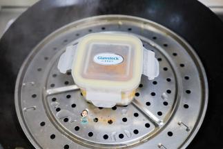 水开后盖上盖子蒸20分钟焖五分钟脱模切块即可