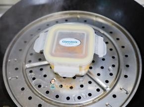 水开后盖上盖子蒸20分钟焖五分钟脱模切块即可