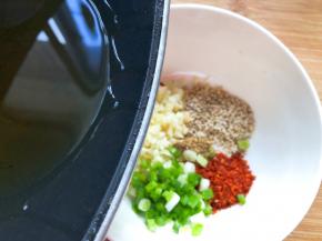 食用油烧热倒入