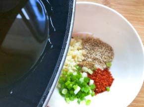 食用油烧热倒入
