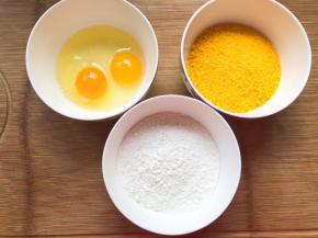 准备好鸡蛋，面粉，面包糠