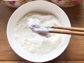 鸡腿肉腌至好以后，裹上一层面粉