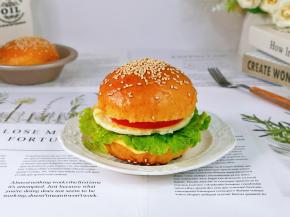 利用这时间煎荷包蛋，生菜洗干净，番茄洗净切片，之后汉堡胚从中间切开，涂抹上花生酱，再把菜，蛋，芝士片夹在中间就可以啦！喜欢的做起来。