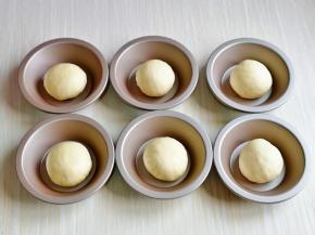 将每个小面团再次揉圆，放入汉堡胚模具中。(我用的不粘模具哈，如果不是不粘模具最好刷点油哈)