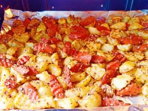 香喷喷的烤薯角与火腿肠可以享用了！