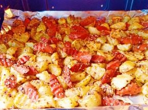 香喷喷的烤薯角与火腿肠可以享用了！