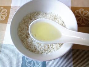 米淘洗干净，加1汤匙玉米油拌匀，泡半小时。