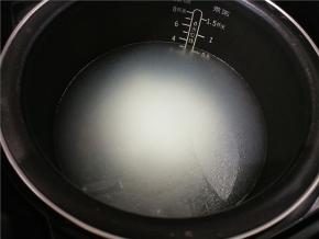 水烧开后，倒入大米，注意要用勺子兜底扒几下，防止米粒沉底粘在锅上，然后正常煮粥程序。