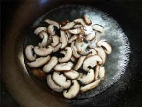 新鲜香菇切片，焯水一分钟，然后捞起备用。