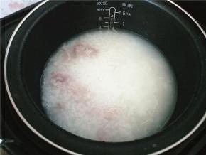 粥煮到倒计时20-30分钟左右的时候，倒入肉片，用筷子将肉片扒散，防止成团。
