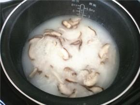 倒入香菇，拌匀，盖上继续煮。