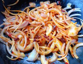 放入洋葱丝大火快速翻炒